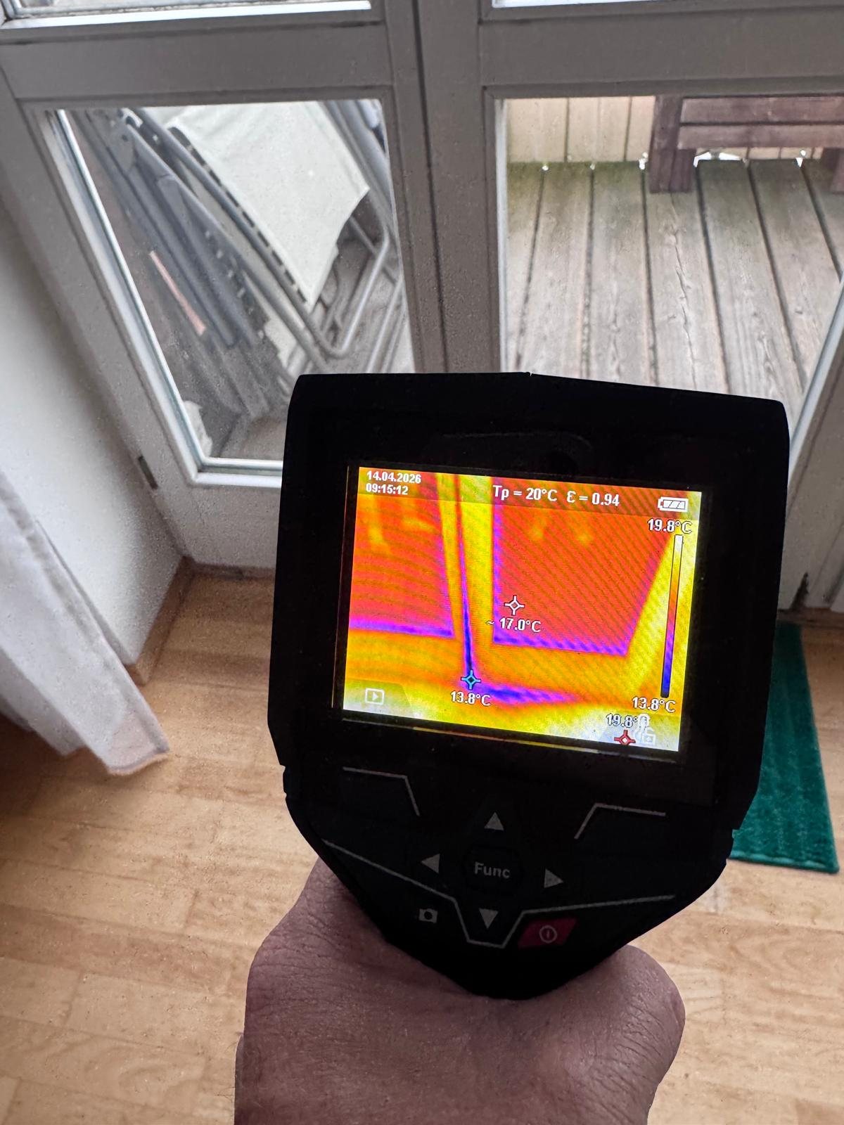 Wärmebildkamera vor einem Fenster